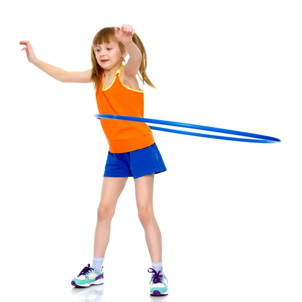 Kız jimnastikçi bir egzersiz bir çember ile gerçekleştirir. — Stok fotoğraf