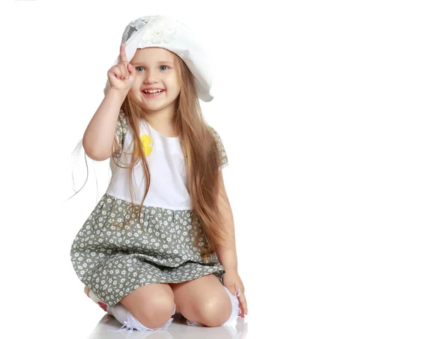 Mała dziewczynka pokazuje palcem — Zdjęcie stockowe