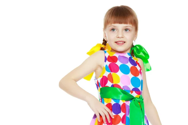 Una bambina in un vestito con un modello da circo multicolore — Foto Stock