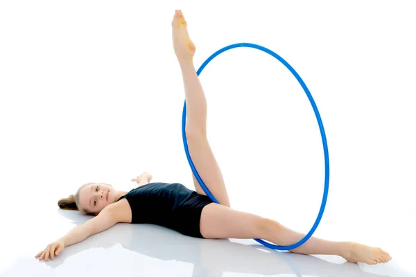 A girl gymnast performs an exercise with a hoop. — Stock Photo, Image