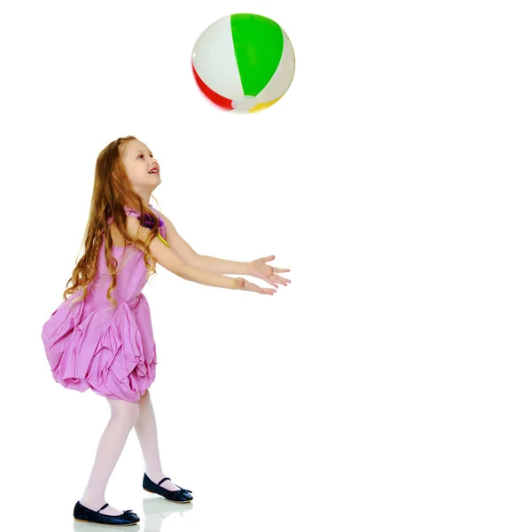Bella bambina con una grande palla gonfiabile multicolore — Foto Stock