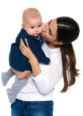 Anne ve küçük kızı yavaşça kucaklamak