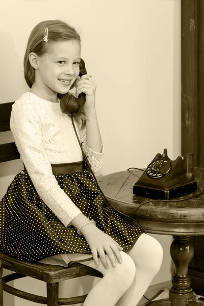 Девушка разговаривает по старому телефону . — стоковое фото