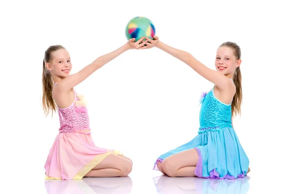 Chicas gimnastas realizan ejercicios con la pelota . — Foto de Stock