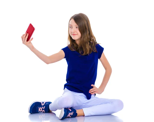 Söt liten flicka att göra selfie — Stockfoto