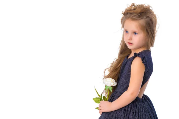 Menina bonita com uma flor. — Fotografia de Stock