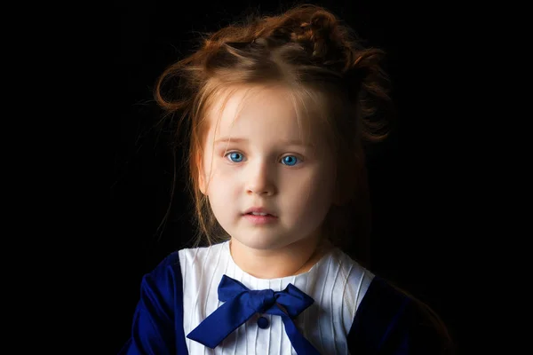 Kislány fekete háttérrel — Stock Fotó