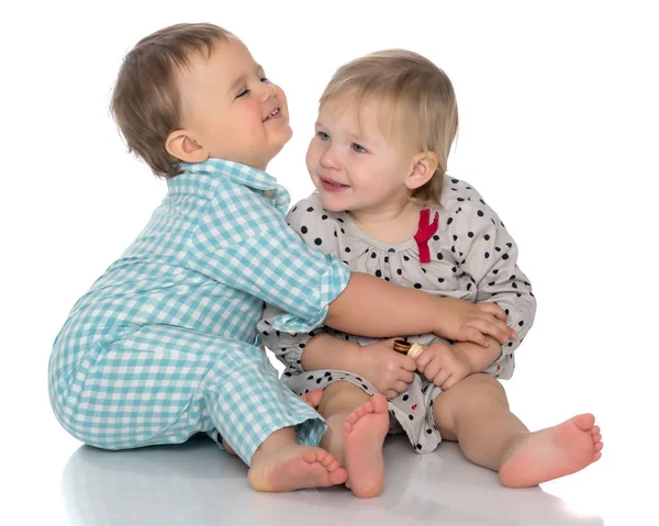 Bebês meninos e uma menina bonito abraço . — Fotografia de Stock