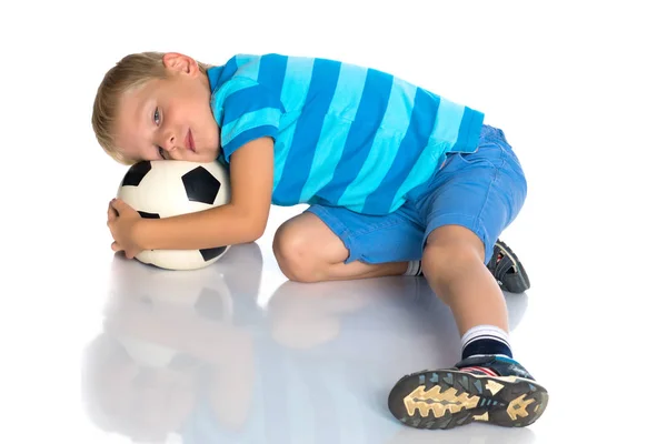 Pequeño niño está jugando con una pelota de fútbol . — Foto de Stock