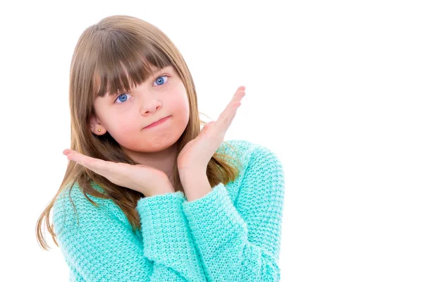 La niña dobló sus manos alrededor de su cara. —  Fotos de Stock