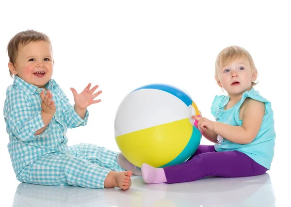 Kleinkind Junge und Mädchen spielen mit Ball. — Stockfoto