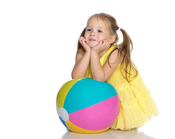 Menina está brincando com uma bola — Fotografia de Stock