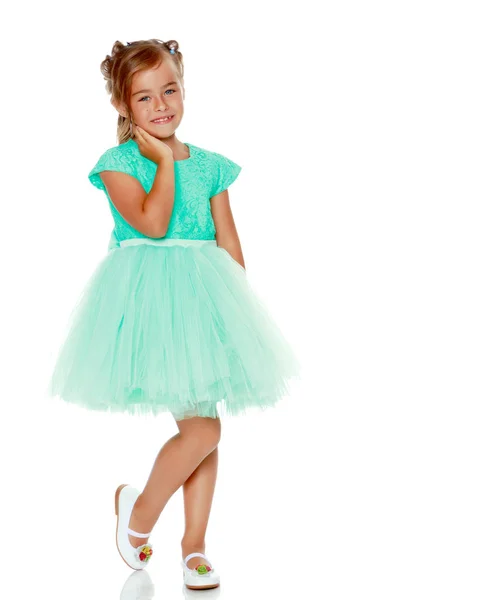 Modieus klein meisje in een jurk — Stockfoto