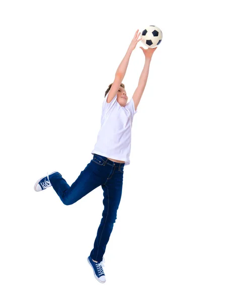 Küçük çocuk bir futbol topu yakalar. — Stok fotoğraf