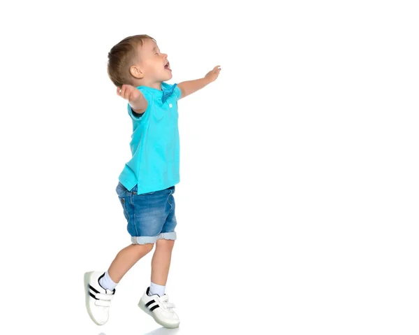 Het jongetje zwaait emotioneel met zijn armen.. — Stockfoto