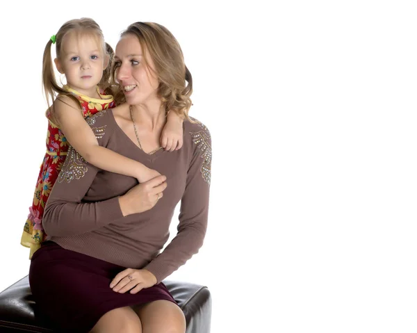 Mutter und kleine Tochter umarmen sich sanft — Stockfoto