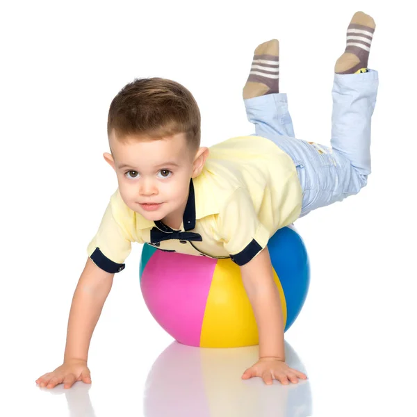 Um menino está brincando com uma bola . — Fotografia de Stock