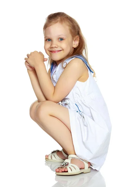 Kleines Mädchen sitzt auf dem Boden. — Stockfoto