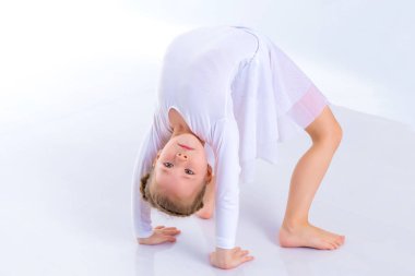 Küçük jimnastikçi bir köprü gerçekleştirir.