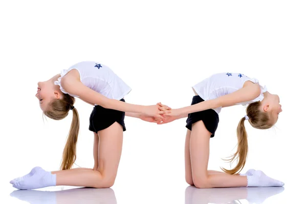 Дівчата гімнастки виконують вправи . — стокове фото