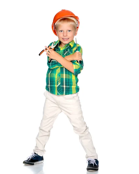 Der kleine Junge im Helm des Erbauers. — Stockfoto