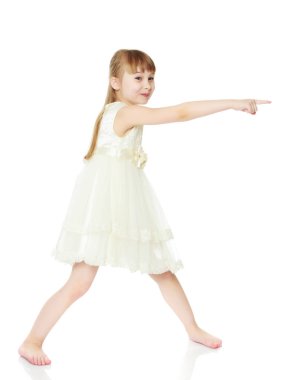 Küçük kız bir parmak gösterilen