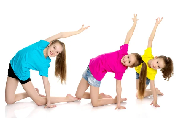 Grupa dziewcząt gimnastycy wykonywać ćwiczenia. — Zdjęcie stockowe