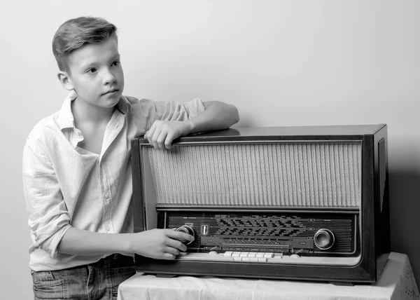 오래 된 라디오 근처 십 대 소년. — 스톡 사진