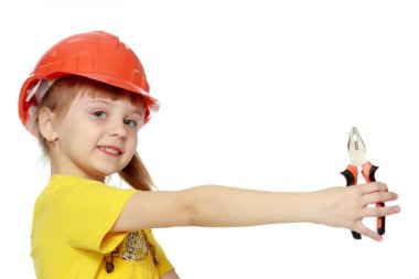 Kız bir inşaat kask içinde dışarı bir Pano arkasından iletiye göz atar.