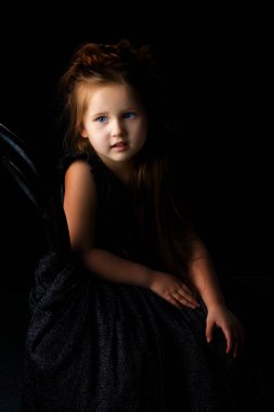 Siyah arka planda küçük bir kız