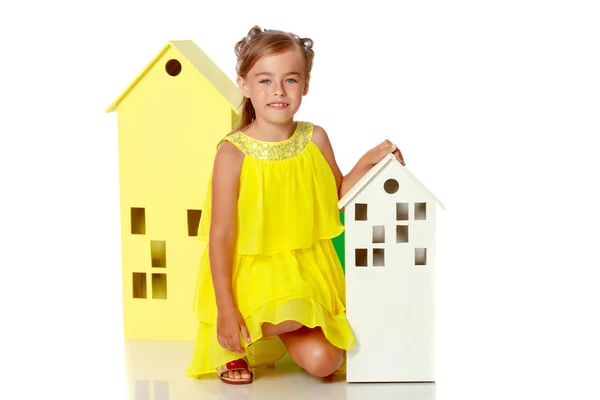 Niña está jugando con casas de madera . — Foto de Stock