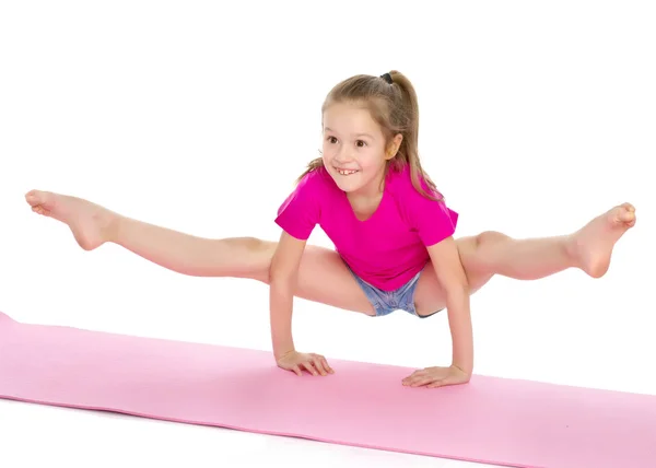 Gymnasten utför ett akrobatiskt element på golvet. — Stockfoto