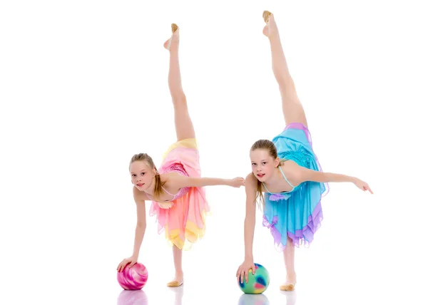 Gimnastycy dziewczyny wykonywać ćwiczenia z piłką. — Zdjęcie stockowe