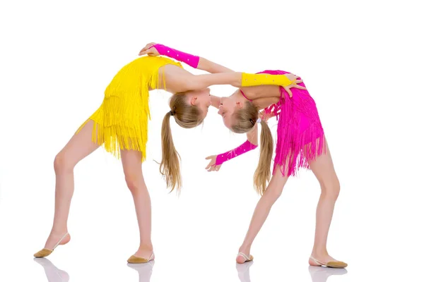 Meninas ginastas realizar exercícios . — Fotografia de Stock