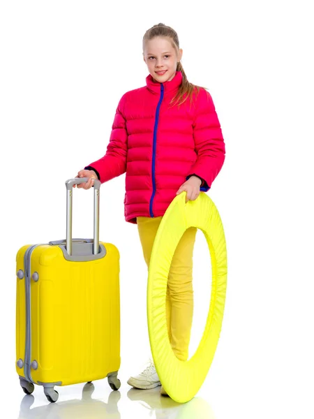 Ο γυμναστής κορίτσι με μια μεγάλη βαλίτσα πηγαίνει στον ανταγωνισμό. — Φωτογραφία Αρχείου