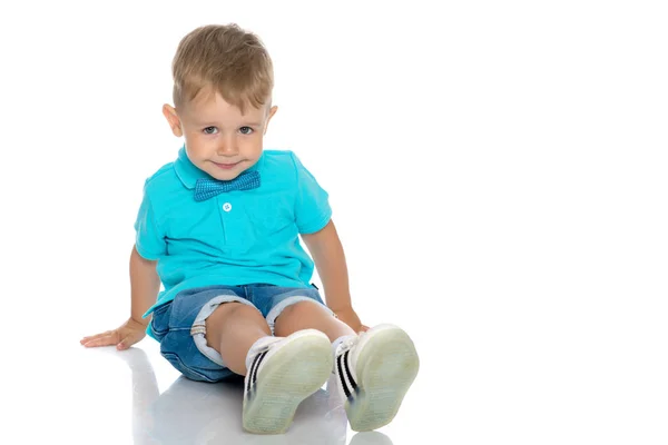 Het jongetje gehurkt omlaag. — Stockfoto