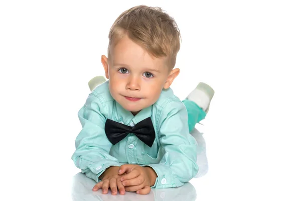 The little boy lies on the floor — Stock Photo, Image