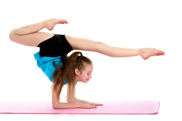 Una gimnasta realiza una postura de ejercicio en sus antebrazos. — Foto de Stock