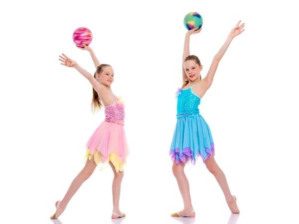 Chicas gimnastas realizan ejercicios con la pelota . —  Fotos de Stock