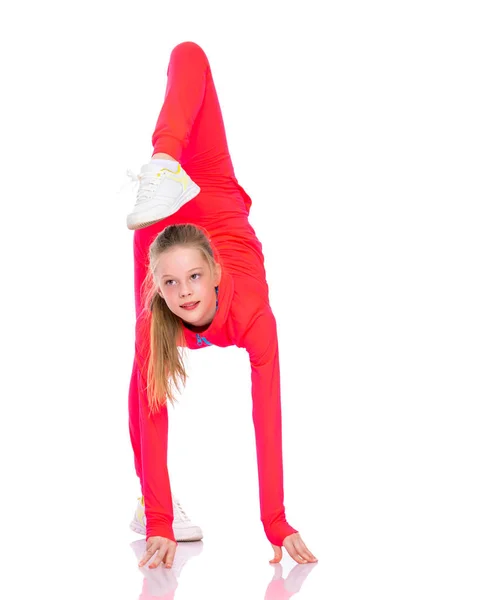 Gymnastka provádí akrobatický prvek. — Stock fotografie
