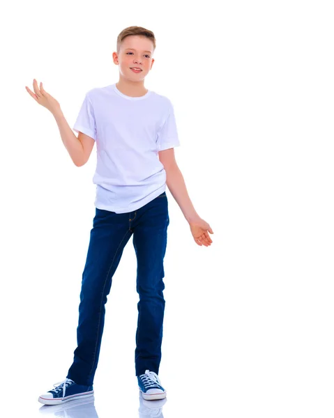 Um menino em uma camiseta branca emocionalmente gestos com seu ha — Fotografia de Stock