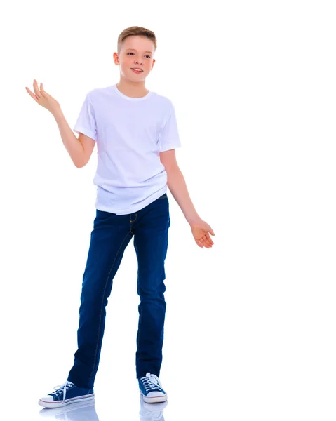 Un niño pequeño con una camiseta blanca gestos emocionales con su ha — Foto de Stock