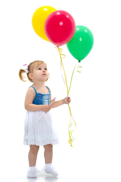 小さな女の子は 風船で遊んでいます 休日の概念の誕生日 白い背景に分離 — ストック写真
