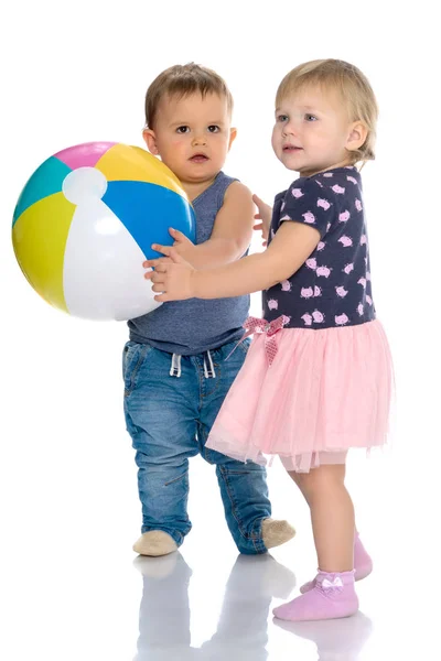 Menino e menina brincando com bola . — Fotografia de Stock