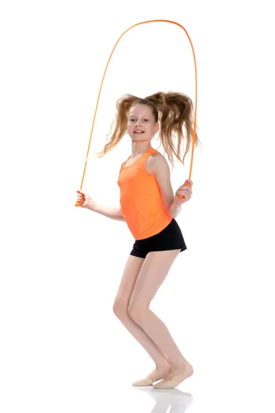 Дівчина гімнастка виконує вправи з пропускаючою мотузкою . — стокове фото