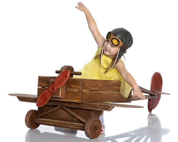 Μικρό κορίτσι στο καπάκι του πιλότου — Φωτογραφία Αρχείου