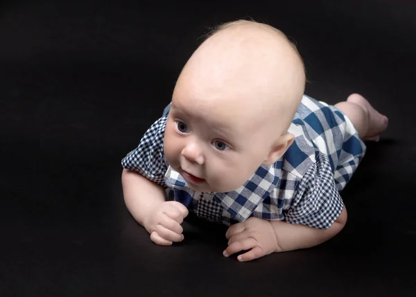 Un charmant bébé regarde la caméra . — Photo