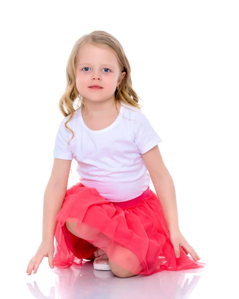The little girl is on her knees. — Stock Photo, Image