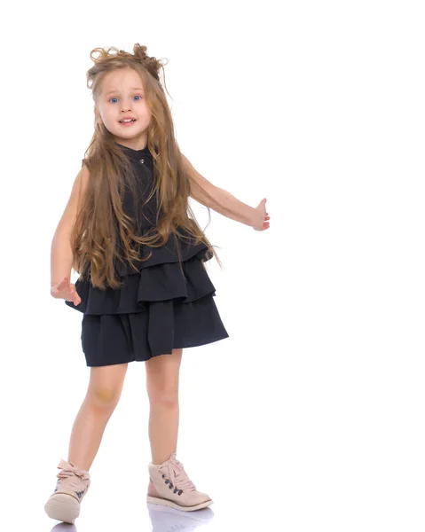 En glad liten flicka dansar. — Stockfoto