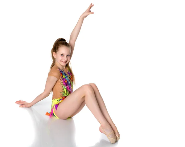 La gimnasta realiza un elemento acrobático en el suelo . —  Fotos de Stock